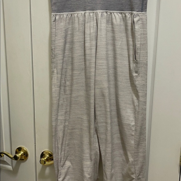 Lululemon beautiful lose yoga pants with the stretchy belt perfect condition - Picture 5 of 11